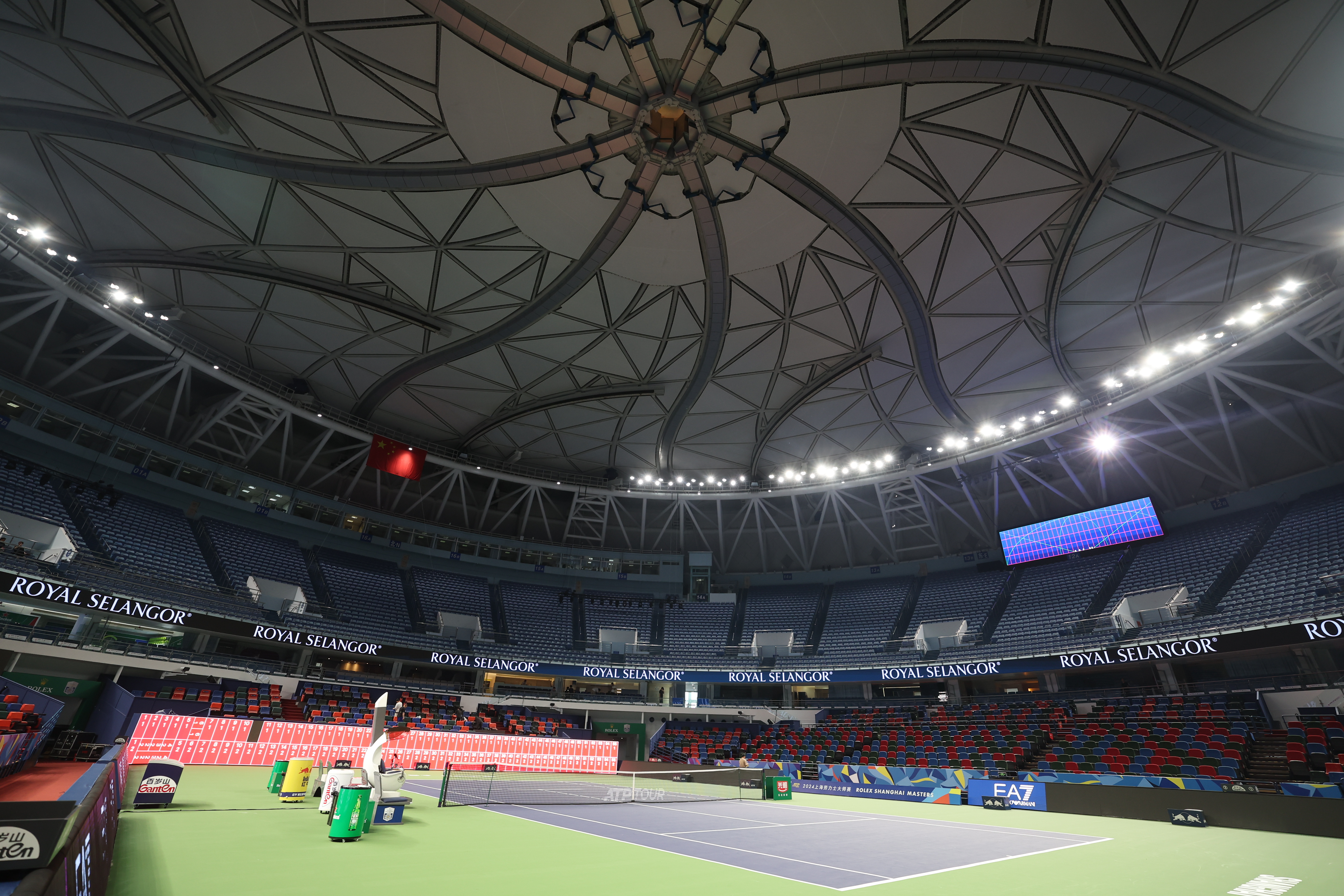 费德勒重返赛场，表现优异首场状态出色，切尔西观众沸腾！观众掌声雷动的简单介绍-金年会官网